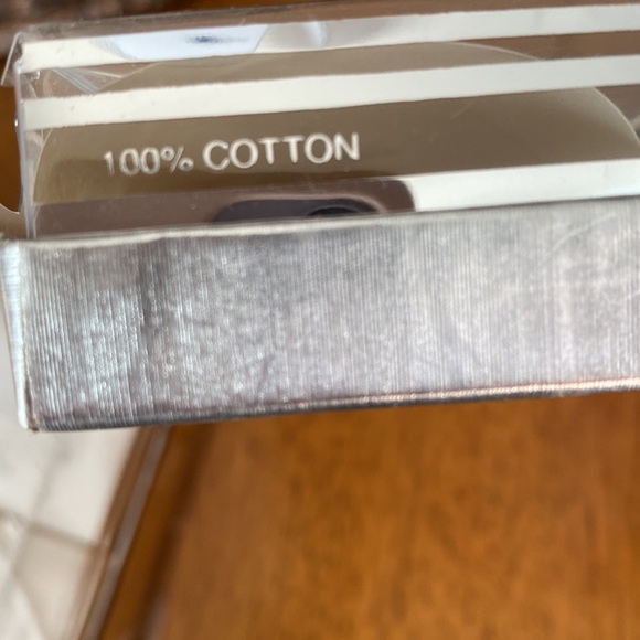 Vintage Ladies Handkerchief’s new in box. 2 boxes. 3 handkerchief’s each box. - Picture 6 of 6